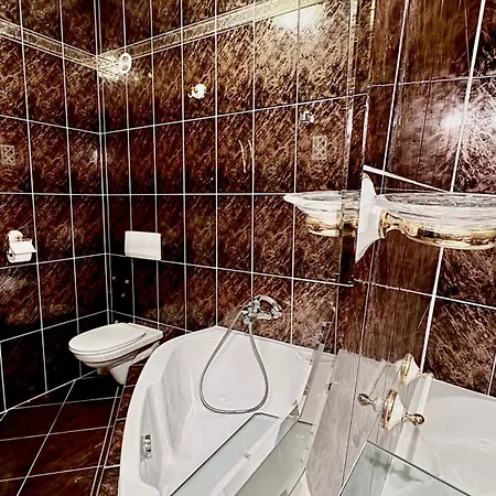 Center With Swimming Pool And Sauna *