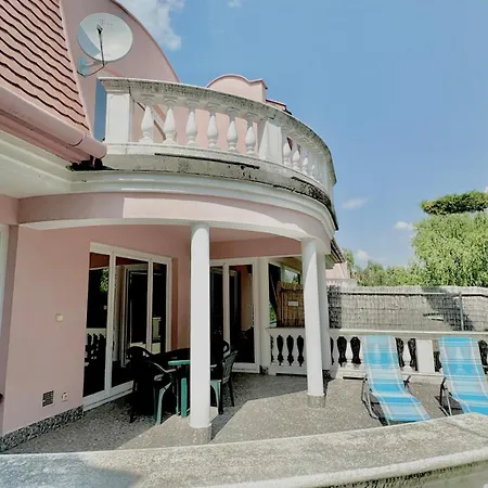 Apartmán Center With Swimming Pool And Sauna *